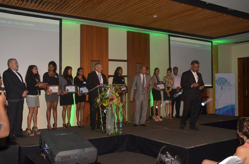 Les représentants des 10 marques mauriciennes récompensées lors du BMS 2016 précédées par Mohamed Mouratsing, CEO de TNS Analysis