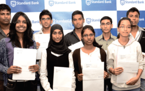 La Standard Bank décerne dix bourses d’études | business-magazine.mu