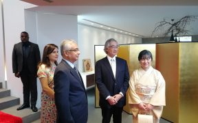 Le Premier ministre mauricien entouré de l'ambassadeur du Japon